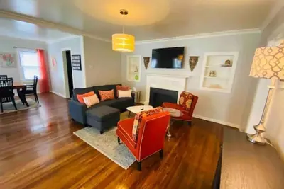Image de Three bedroom Tulsa Tudor, walk to T. U.