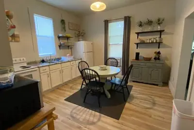 Image de Cozy and beautifully renovated! \n
