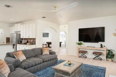Image de Oak Haven: Comfortable, Spacious Stay Near Airport with Hot Tub