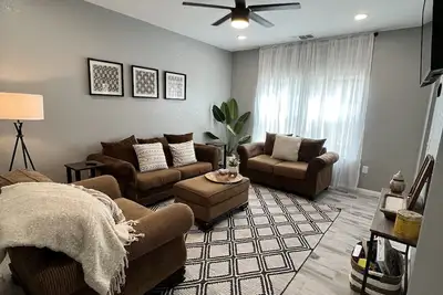 Image de New Modern Family home w Boat parking & minutes from boat ramp & Lake beaches!