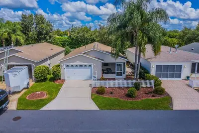 Image de Centrally Located  -  2 Seater Yamaha Cart  -  Walk To Pool  -  Close To Golf