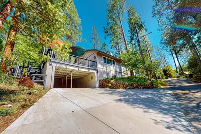 Image de Updated home with spacious deck, grill, fireplace & updated interior