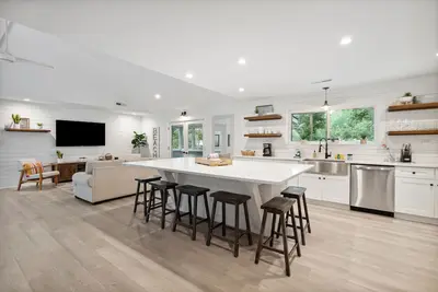 Image de Casa Del Mar! Chic, modern family home, Pet Friendly, 0. 3 mi to Beach!