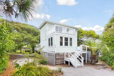 Image de Casa Malibu! 2 Sun Decks, Wraparound Porch, Upgraded Kitchen, Walk to Beach