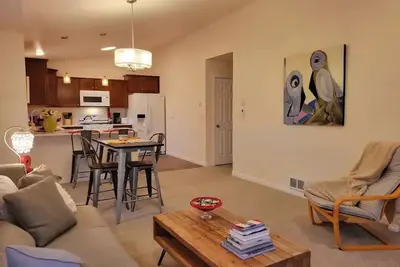 Image de Birdsnest Rest Downtown Redmond Or. Walk to restaurants, breweries and shopping!