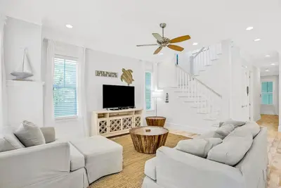 Image de Relaxing getaway outdoor pool access, gym, bikes, central Ac, & W/D
