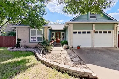 Image de Dog-friendly downtown home with enclosed yard, grill, washer/dryer, patio, & Ac