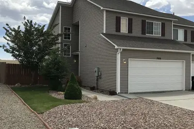Image de Nice, quiet townhouse with garage. Nicely landscaped and fenced in backyard.
