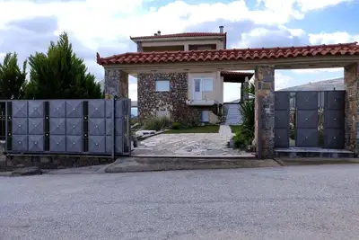 Image de Villa de Dimitris Vaso avec vue sur la mer et la montagne