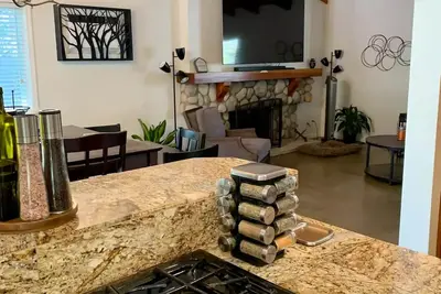 Image de Clean, Safe, Quiet home in T. O.