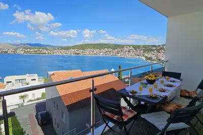 Image de Large sea view apartment, just 150m from the beach, 4km from Trogir Old Town