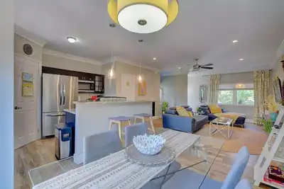 Image de Cozy Condo Near Beach, Restaurants, Shops, Airport