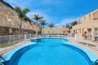 Image de Appartement de vacances 'Mangueros Suite 18 Puerto de Mogán' avec vue sur les montagnes et piscine