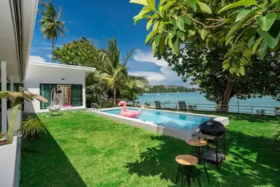 Image de Walking down on the beach within few steps from the villa on private beach