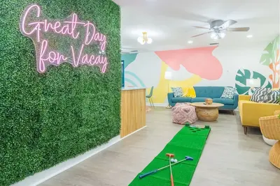 Image de 9 beds! Walk 2 Beach | Game Room | Cowboy Pool | Mini Golf! Pets Ok!