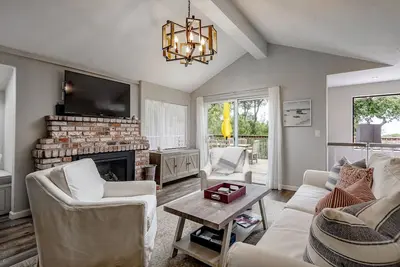 Image de Charming Downtown Carmel Cottage