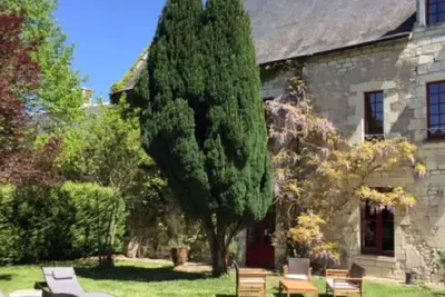 Gîte historique avec piscine privée, proche de Chinon
