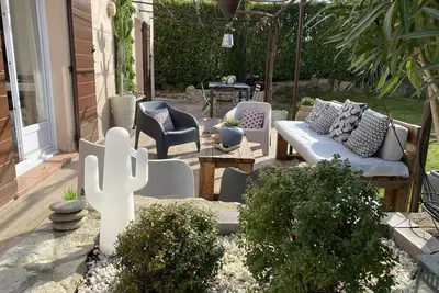Bastide provençale et espace aquatique dans un beau village