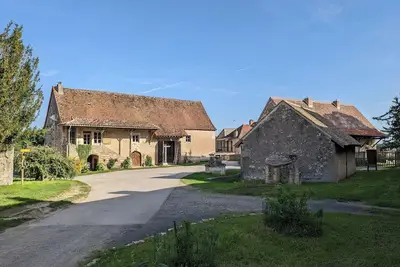 Image de Magnifique Maison et Grange en Pierre au Coeur d'un Petit Village Historique