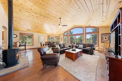 Image de Dawn Retreat by Tahoe Getaways - Pet-Friendly Tahoe Donner 3br w/ Hoa