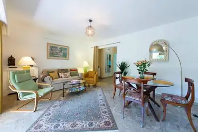 Image de Le Cardiff avec grand balcon, piscine et parking