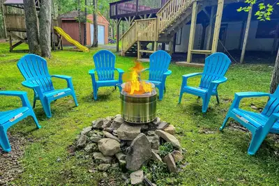 Image de Large Pocono family home. Gym, large deck, 2 fireplaces, Wi-Fi, Tv