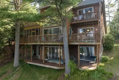 Image de *New* Lake Charlevoix Home Friday to Friday