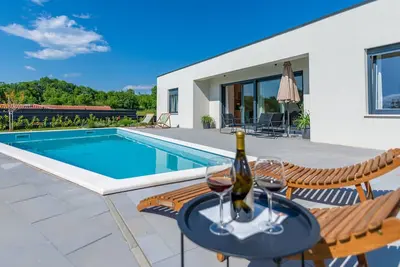 Image de Üppige Villa: Pool & Eingezäunter Garten