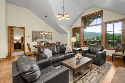 Image de Air-conditioned, outdoor pool and hot tubs! ! Ski-in\/out luxury condo.