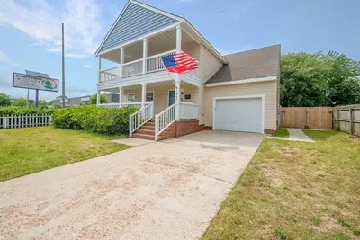 Image de Welcome to the Captain's Quarters, a 4 Br luxury furnished monthly rental.