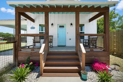 Image de Five Oaks Cottage | Covered Porch + Close to Pier & Beach!