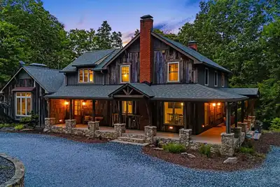 Image de Bear Hug Retreat by Carolina Mornings | Gourmet Kitchen +Biltmore Pass 🔪