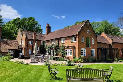 Image de 5/6 bed Farmhouse stay on organic farm & vineyard - 25 mins from London