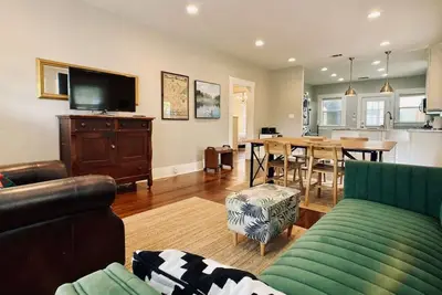 Image de Downtown Bungalow in Convenient Walkable Location