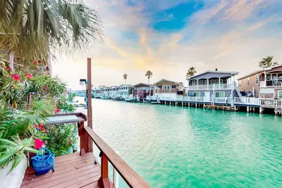 Image de Recreational Waterfront island home with a grill & W\/D - pool, golf, and gym