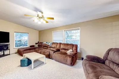 Image de Serene & secluded home with a large yard, deck, grill, jetted tub, W/D, and Ac