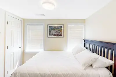 2-story home near lake beach access, grill, deck, outdoor dining, streaming, Ac