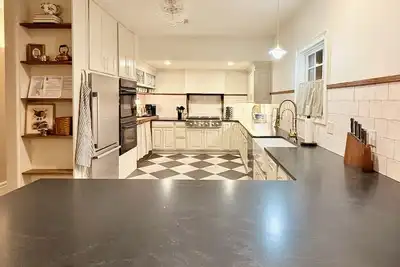 Image de Soha house! Kid friendly! Close to downtown and beaches! Playground! Unique!