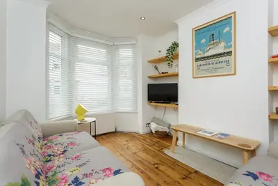 Image de 2bdr Southsea house for 6 with garden bar & parking.