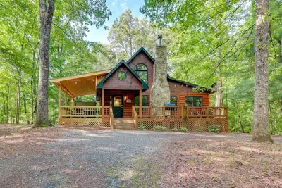 Image de Pet-Friendly Cabin w/ Hot Tub in Mineral Bluff!