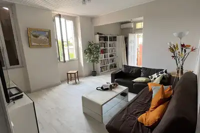 Image de 3 pièces 65m2 climatisé, parking privé, port, plage