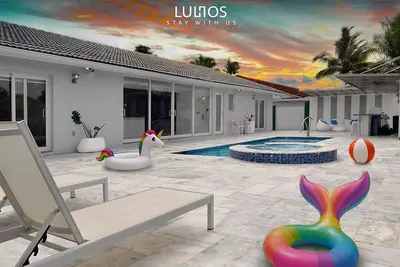 Image de Bold Elegance: 5br w/ Pool, Wine & Designer Style