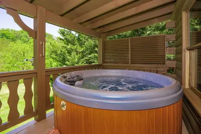 Image de Get Hip ~ Close 2 Attractions - Hot tub - Firepit - King Suite - Flat Drive