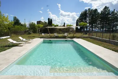 Image de Très belle maison Provençale XVIIIe. Piscine et paysage.