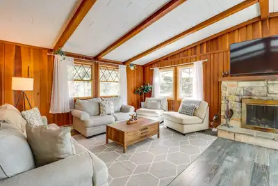 Image de Swim Dock & Game Room: Lakefront Poconos Cabin!