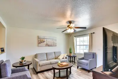Image de Fire Pit + Private Yard: Family Home in Longwood!