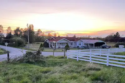 Image de Peaceful Whidbey Island farmhouse by the beach and Deception Pass State Park