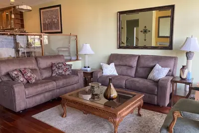 Image de Gated community, beaches, shopping, restaurants, golf, all walking distance.