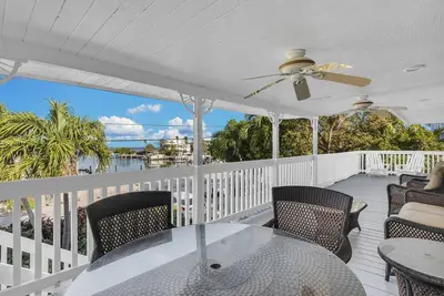 Image de Beautiful Water Views from every room in the House