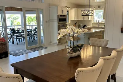 Image de Beautiful updated stilted home makes for a super getaway.